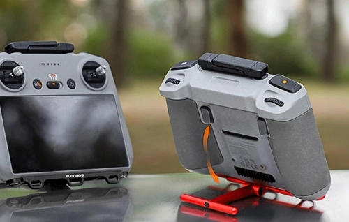 Uchwyt ze smyczą Sunnylife do kontrolera DJI RC / RC 2 (czerwony)